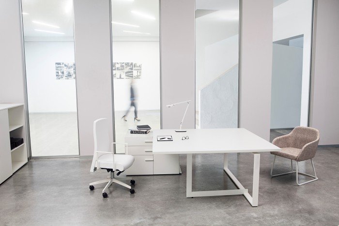 photo-batisse-avec-meubel-porteur-droit-ambiance bureau de direction BLANC
