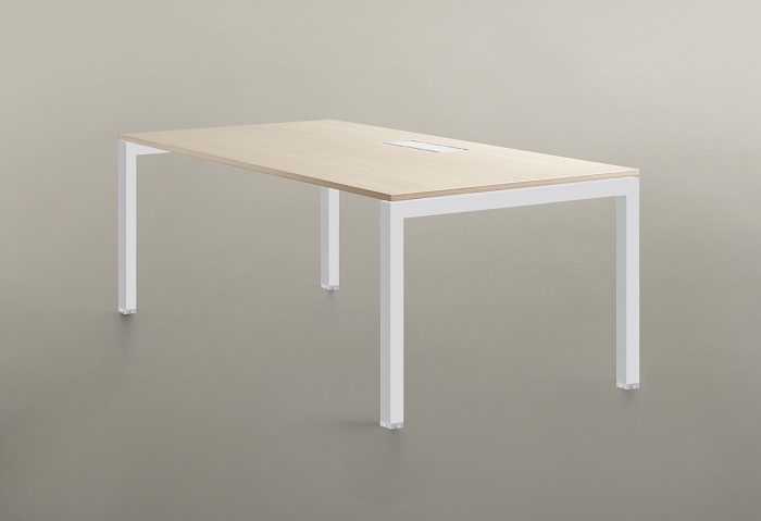 photo-atara-bureau-plateau bois clair-pieds metal blanc
