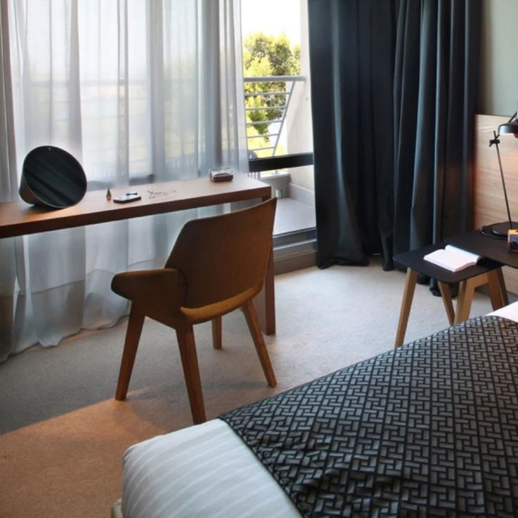 chaise piétement bois