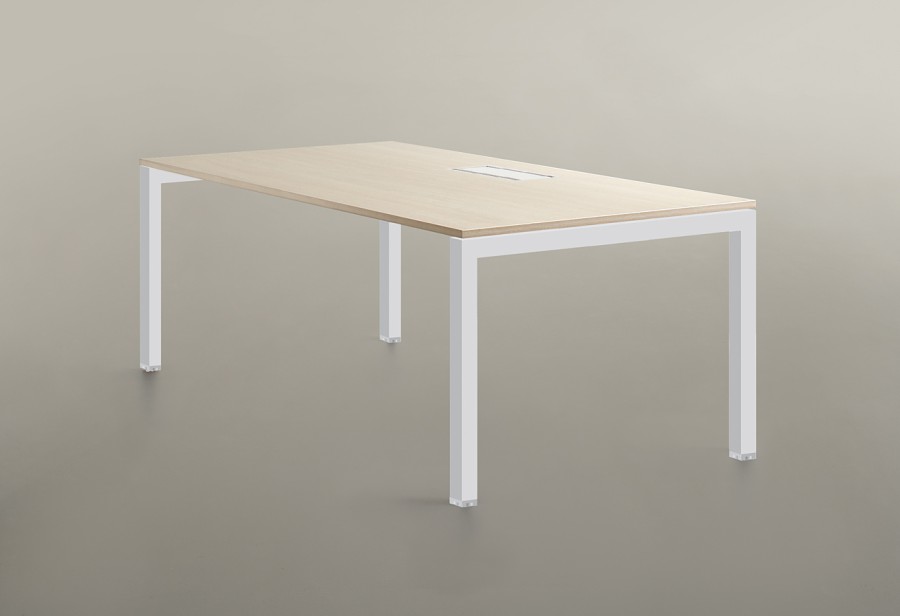 photo-atara-bureau-plateau bois clair-pieds metal blanc
